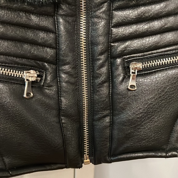 Beautiful faux fur  leather vest - Picture 2 of 4